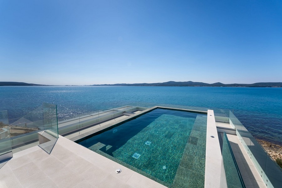 Infinity-Pool auf der Dachterrasse mit Meerblick