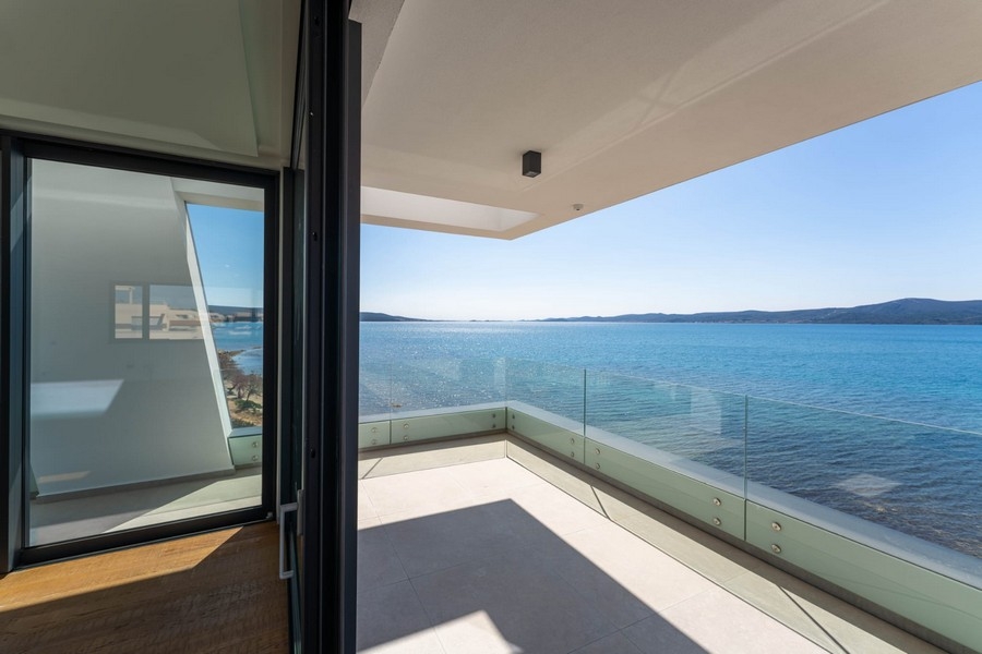 Terrasse mit Glasgeländer und Meerblick in Sukosan