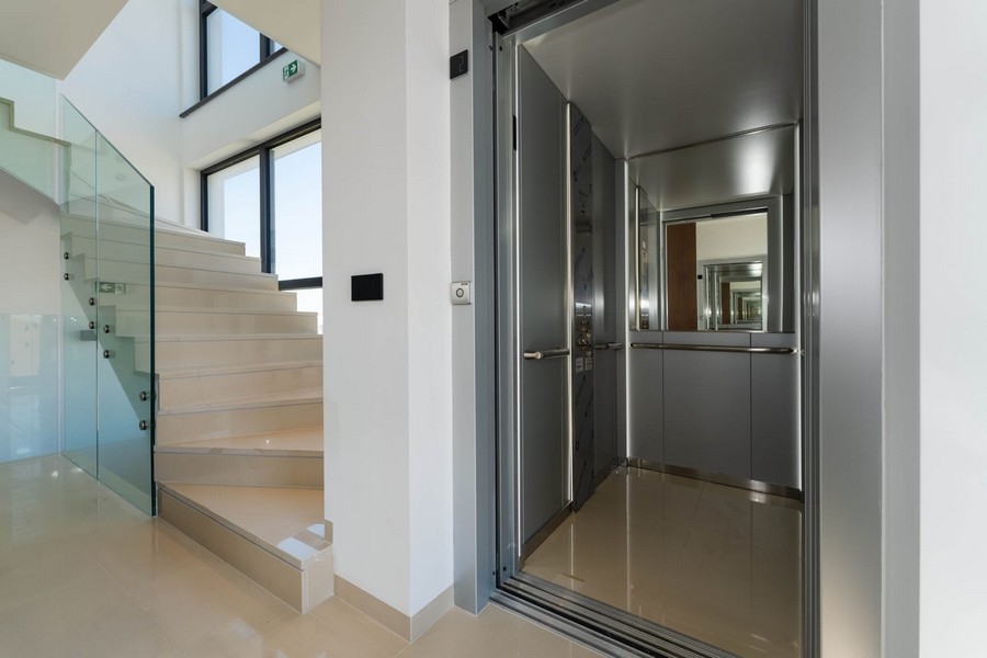 Aufzug und Treppenhaus im Penthouse