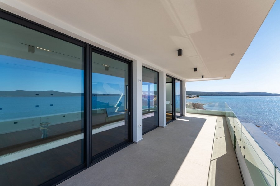 Überdachte Terrasse des Penthouses mit Meerblick
