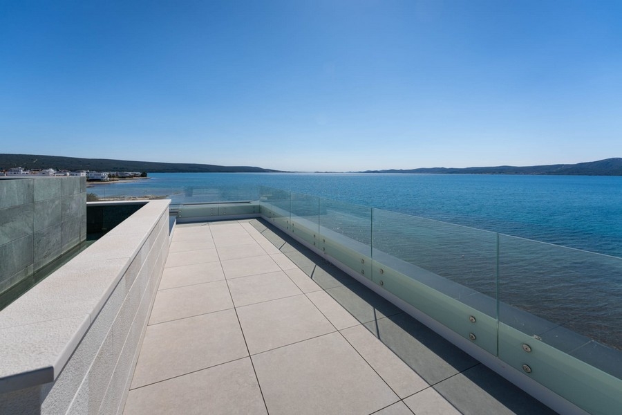 Offene Dachterrasse mit Blick auf die Adria
