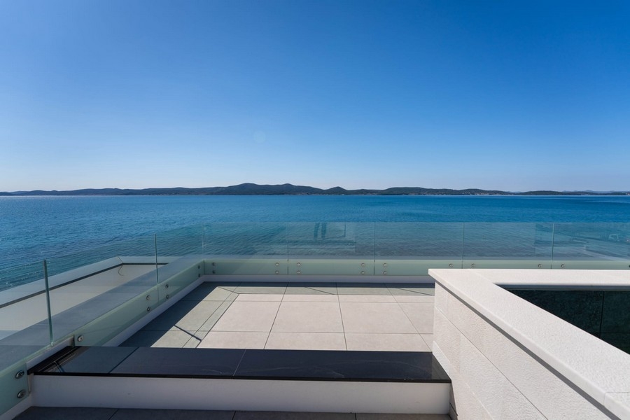 Dachterrasse mit Panoramablick auf das Meer in Kroatien