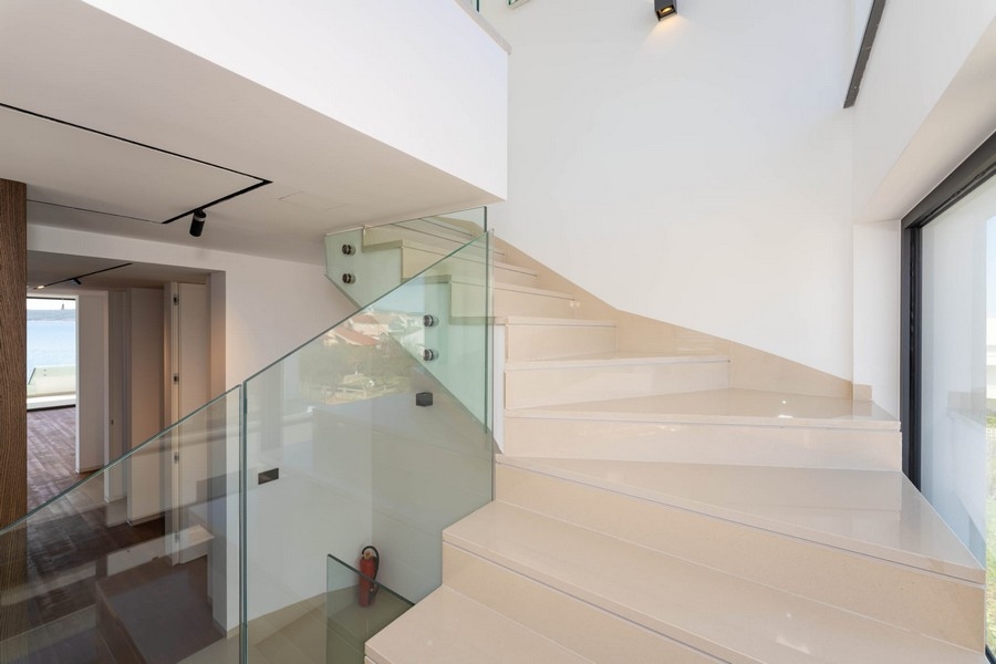 Innentreppe mit Glasgeländer im Penthouse