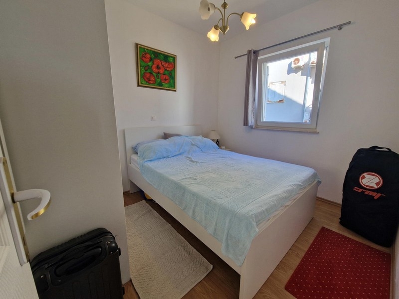 Schlafzimmer mit Bett und Fenster