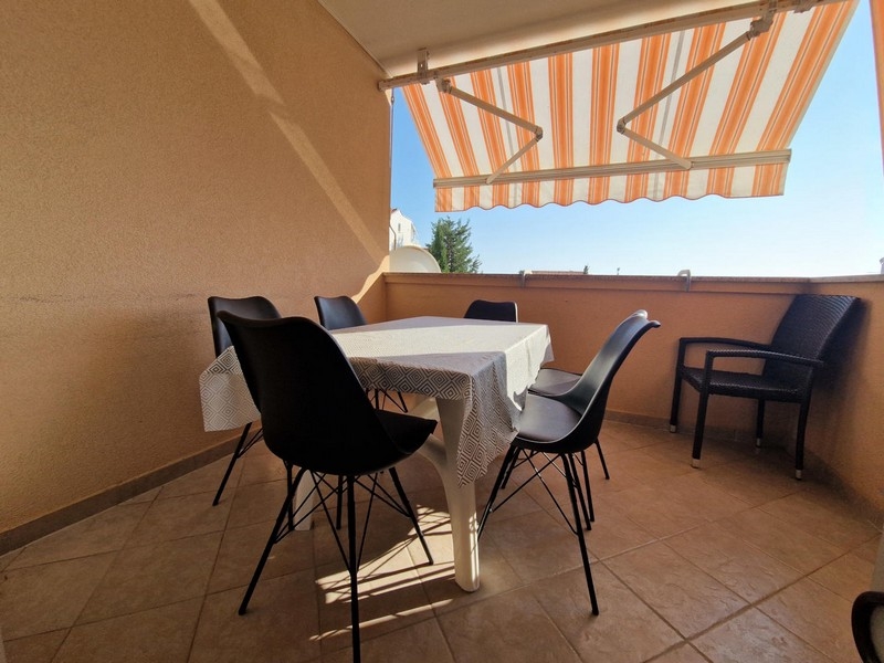 Loggia mit Sitzplatz unter der Markise
