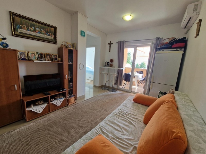 Wohnbereich mit Sofa und Fernseher in Kroatien