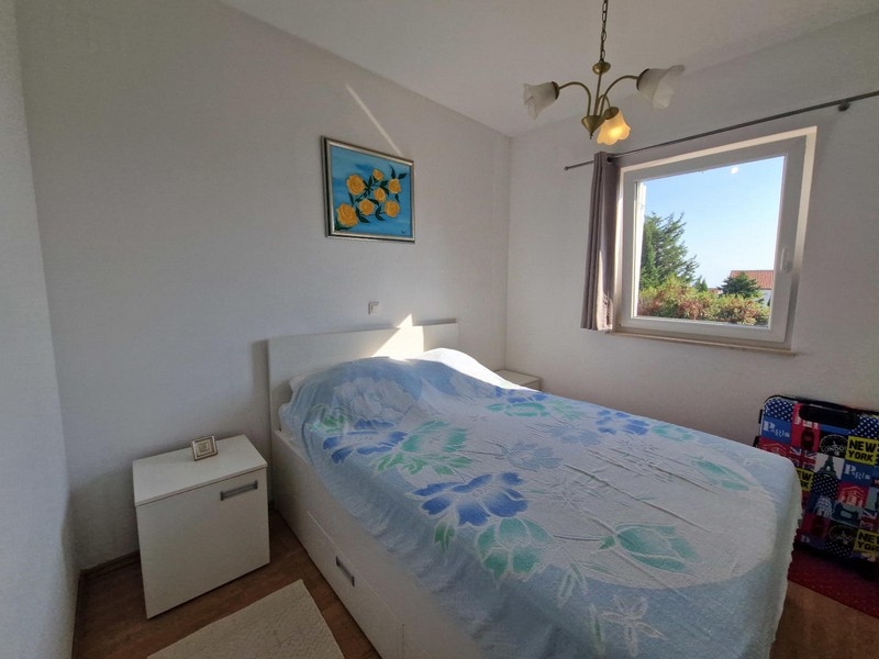 Schlafzimmer mit Bett und Deckenleuchte