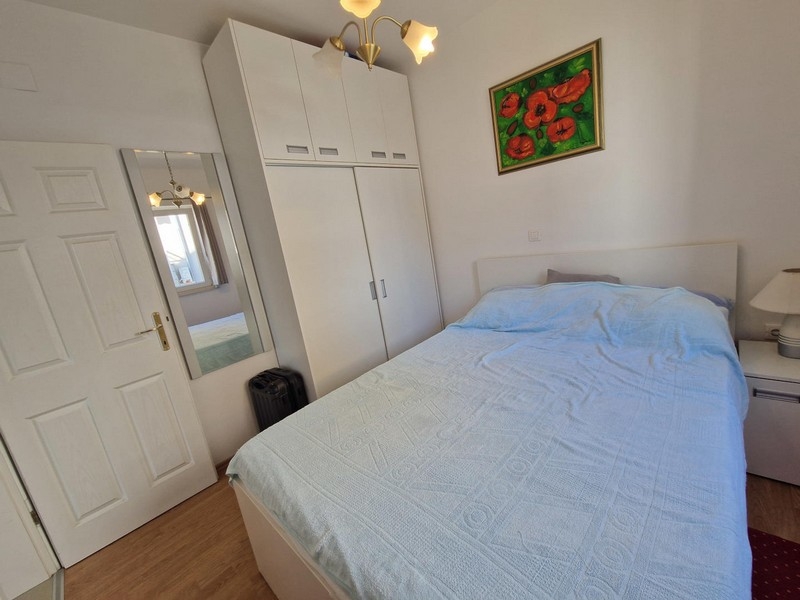 Schlafzimmer mit Doppelbett und Einbauschrank