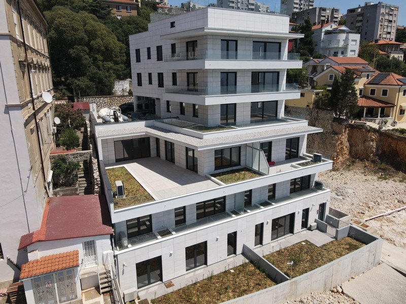 Neubau in erster Reihe am Meer in Rijeka, Kroatien