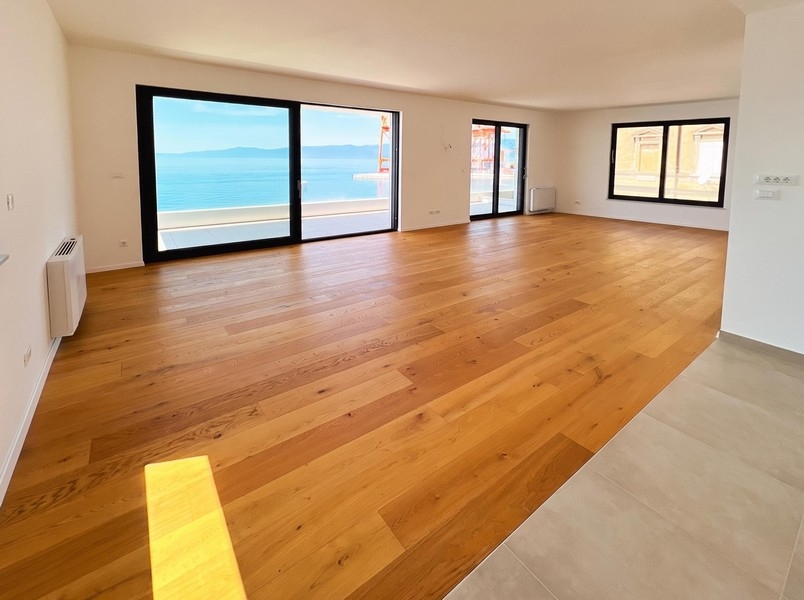 Wohnraum mit Parkettboden und Blick auf das Meer