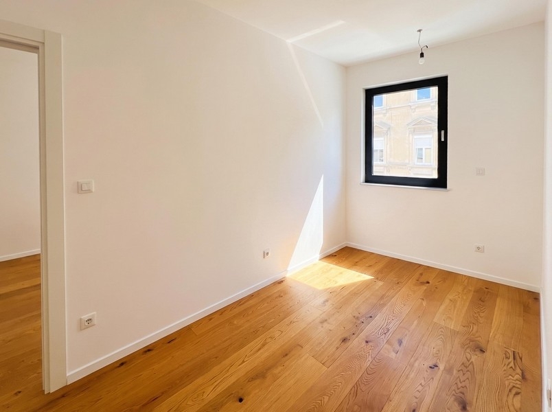 Schlafzimmer mit Parkettboden in Rijeka
