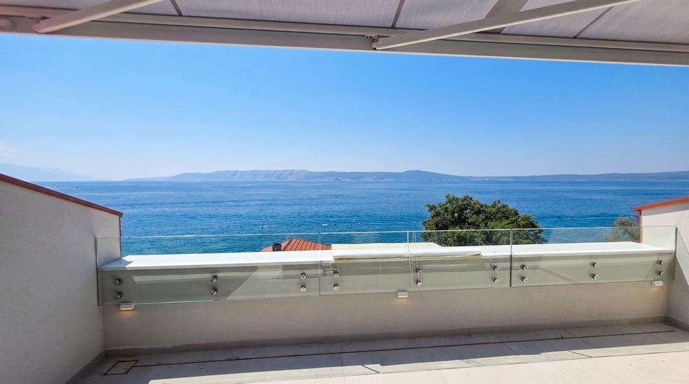 Terrasse mit Meerblick der Neubauwohnung in Novi Vinodolski