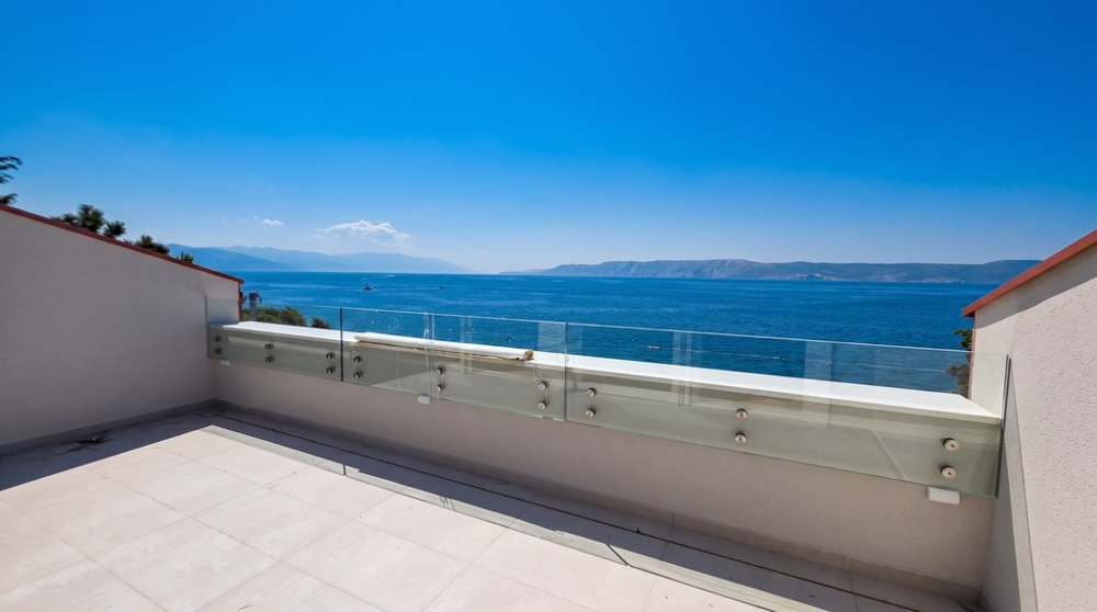 Sonnenterrasse mit Blick auf das Meer in Kroatien