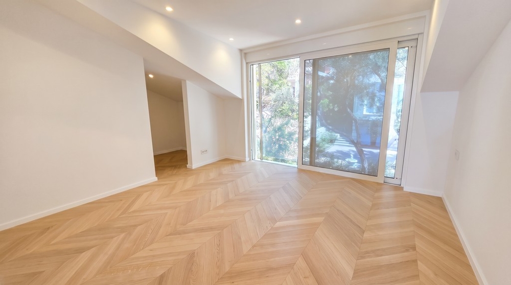 Heller Raum mit Dachschräge und großem Fenster