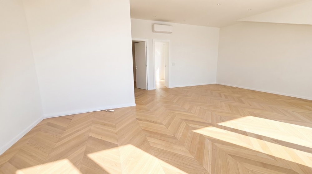 Wohnbereich mit Klimagerät und Parkettboden
