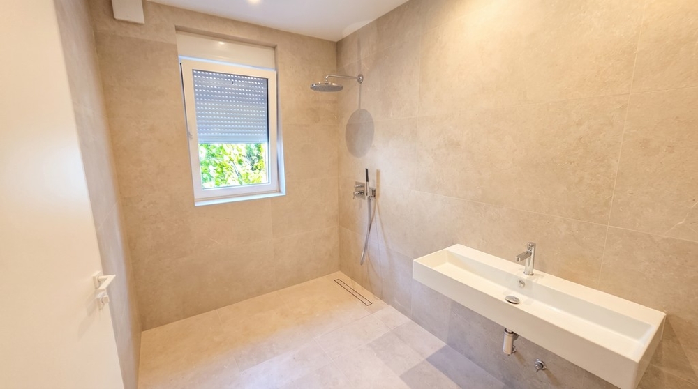 Badezimmer mit Regendusche in Kroatien
