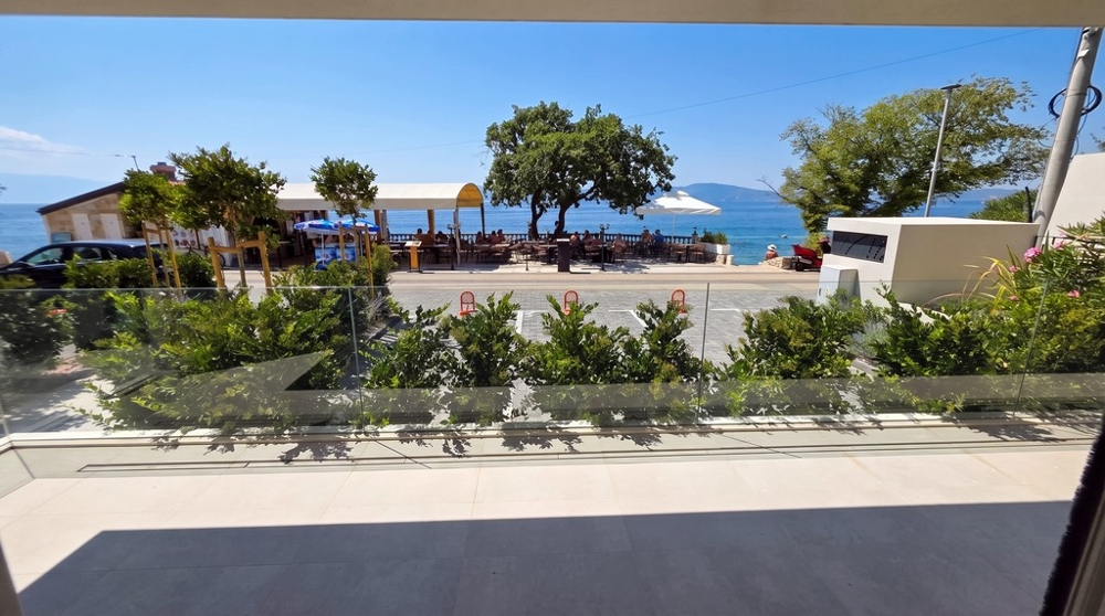 Terrasse mit Meerblick einer Neubauwohnung in Novi Vinodolski