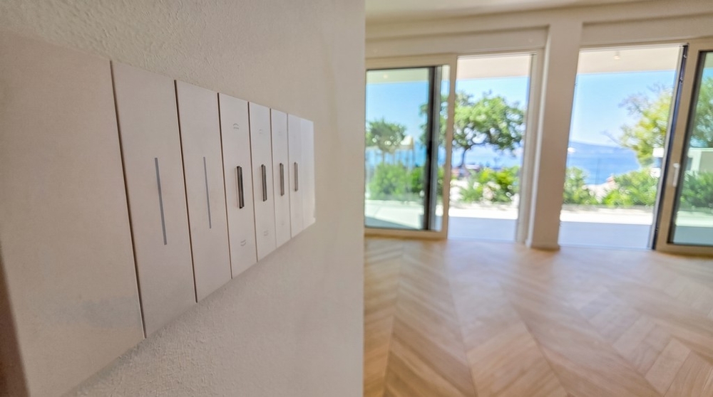 Zimmer mit Einbauschrank und Zugang zur Terrasse