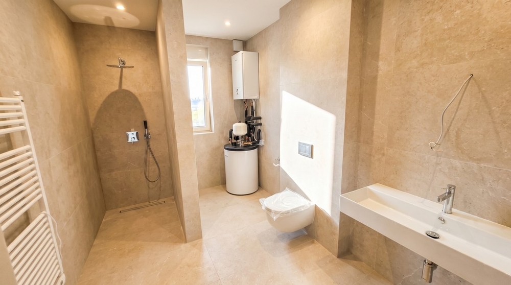 Badezimmer mit ebenerdiger Dusche