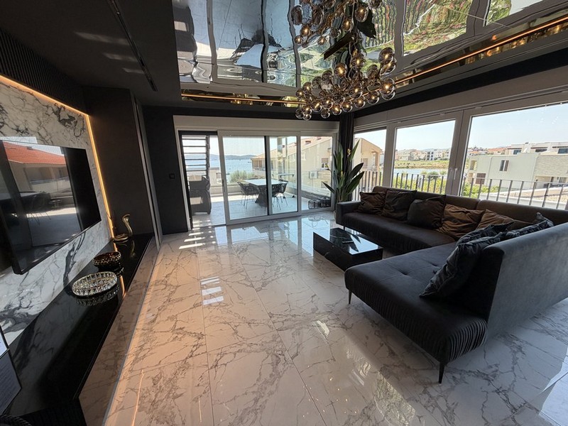Wohnzimmer mit Zugang zur Terrasse