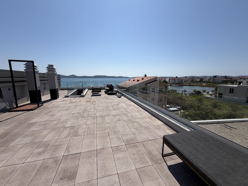 Große Dachterrasse mit Blick auf das Meer