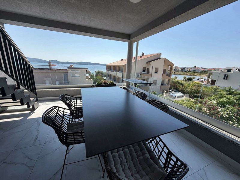 Überdachte Terrasse mit Meerblick