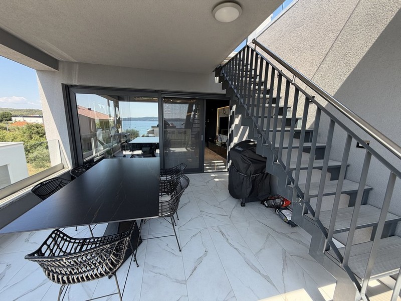 Terrasse mit Treppe zur Dachterrasse