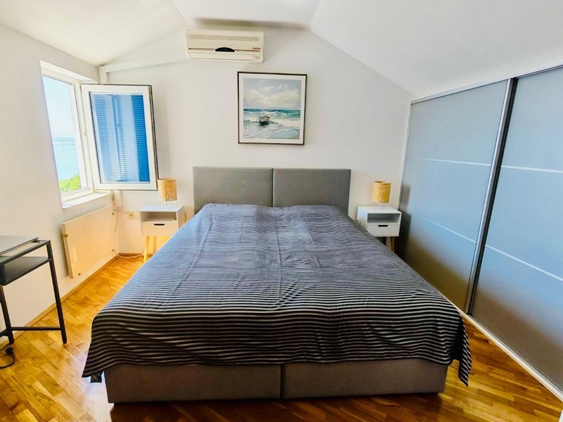 Schlafzimmer im Dachgeschoss mit Einbauschrank