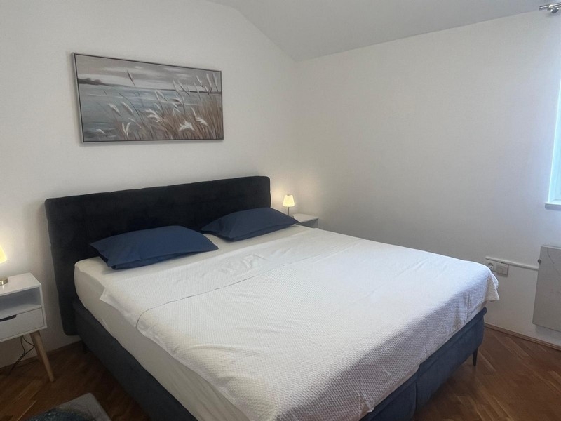 Schlafzimmer mit Doppelbett und Nachttischen