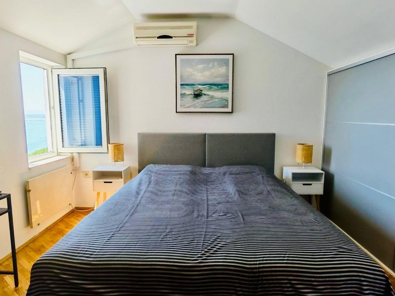 Schlafzimmer mit Fenster zum Meer