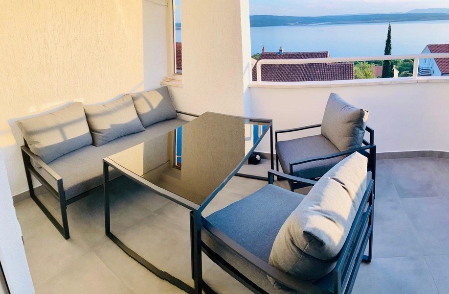 Balkon mit Loungemöbeln und Meerblick