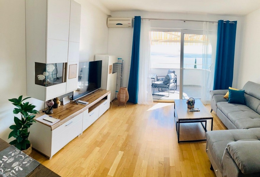 Wohnbereich mit Zugang zum Balkon