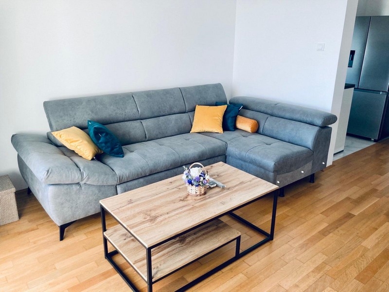 Wohnbereich mit Ecksofa und Couchtisch