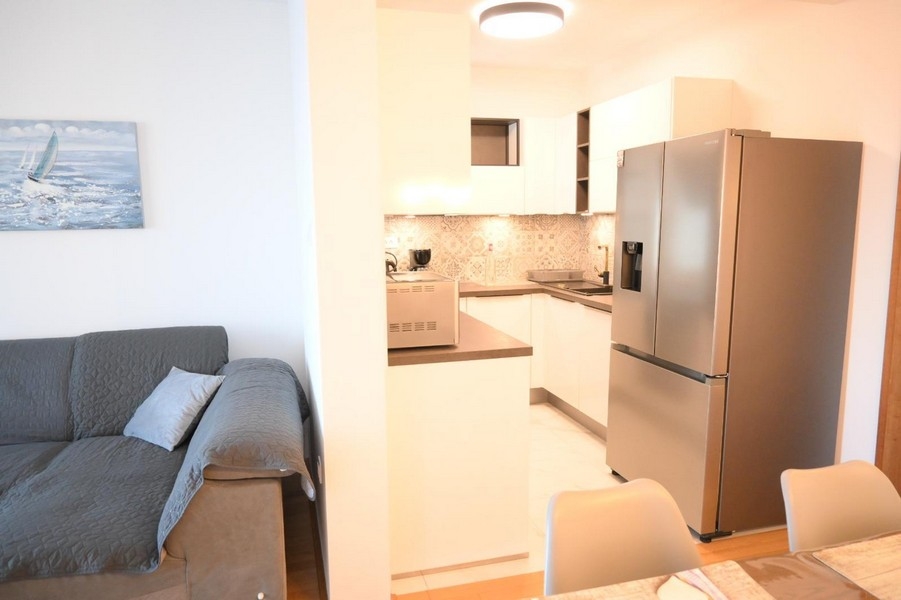 Küche mit Kühlschrank und Sitzbereich