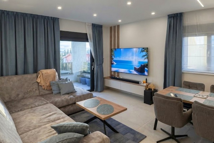 Wohnzimmer mit Sofa und TV im Penthouse
