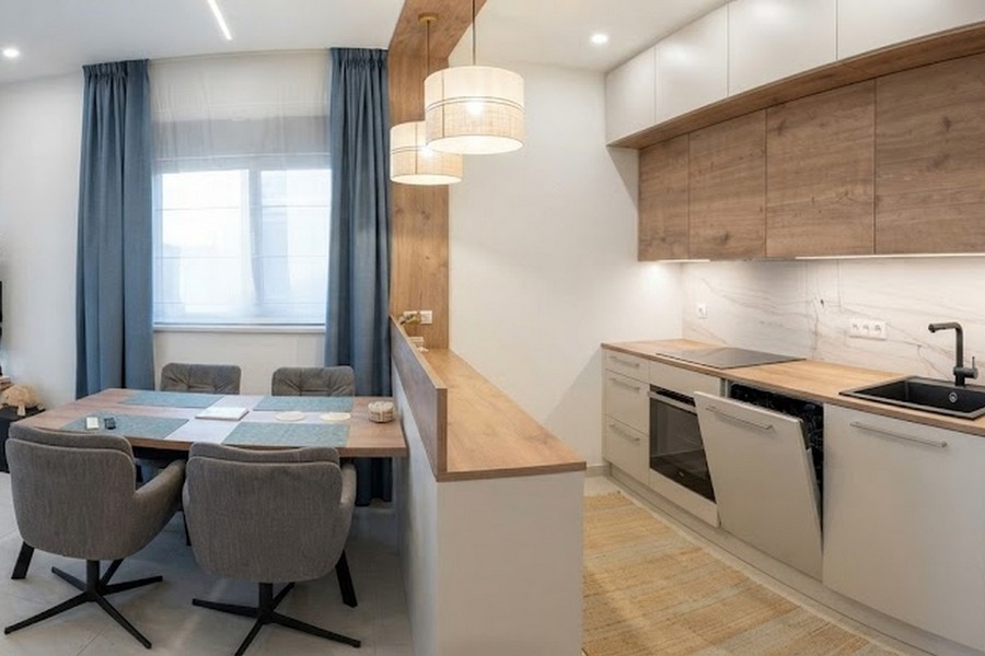 Küche mit Essbereich im Penthouse