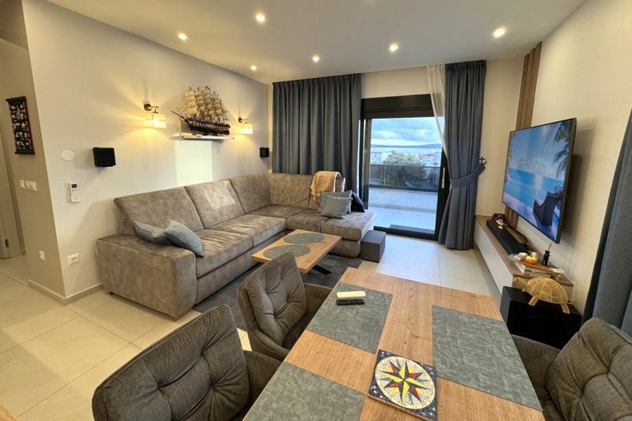 Wohnzimmer mit Sofa und Blick zum Balkon