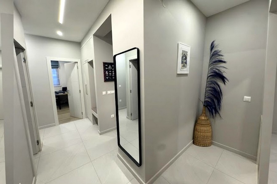 Flur mit Spiegel und Garderobe