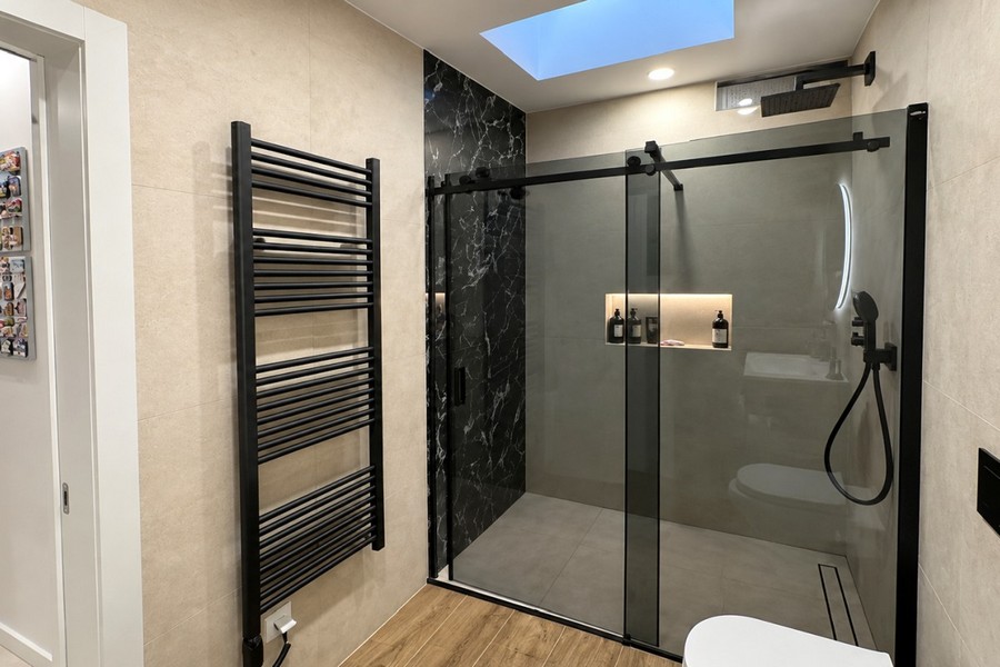 Badezimmer mit Dusche