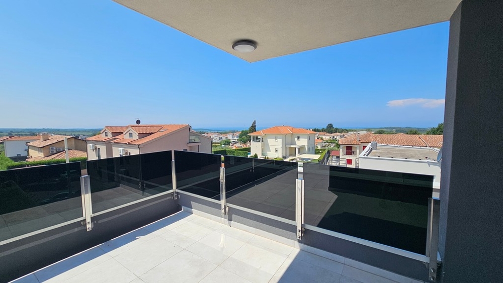 Überdachte Terrasse mit Meerblick der Neubauwohnung in Vabriga