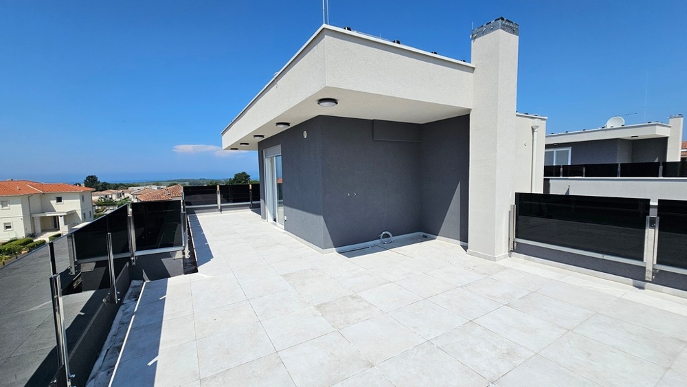 Große Dachterrasse der Wohnung mit Blick zum Meer in Kroatien