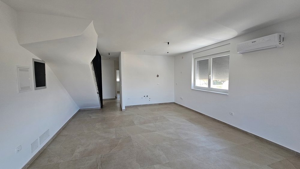 Heller Wohnbereich der Neubauwohnung mit Klimatisierung