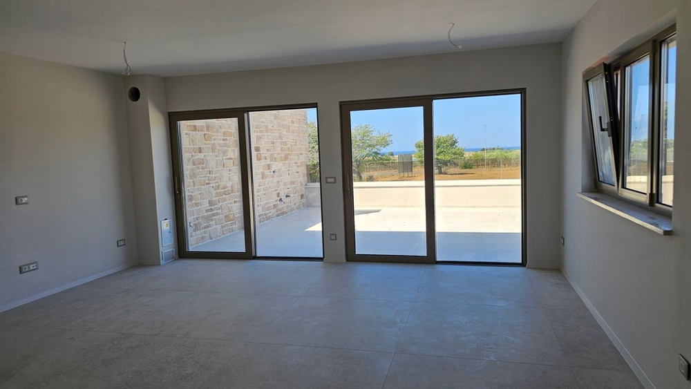 Wohnbereich mit Glasfront und Blick zur Terrasse in Umag Kroatien