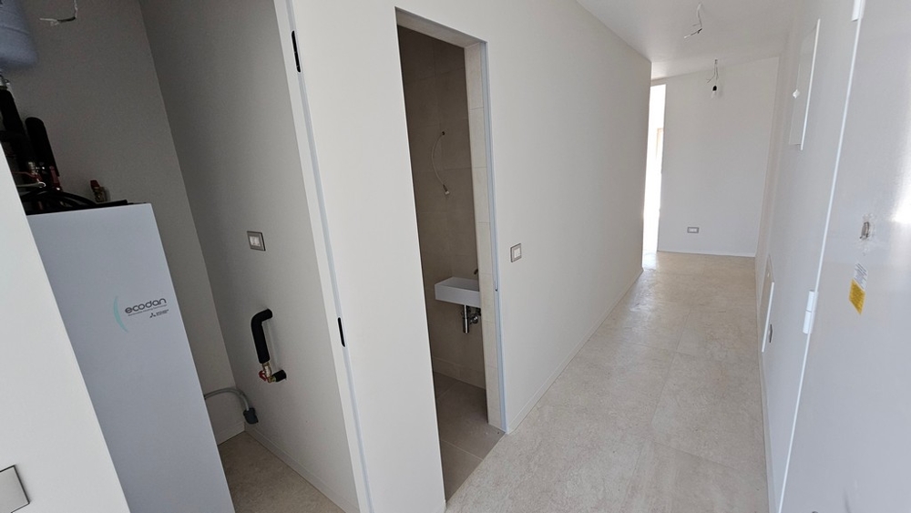 Flur mit Haustechnik und Toilette