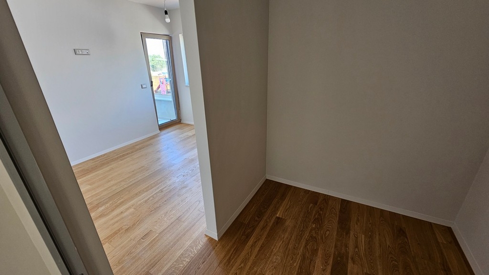 Blick in Schlafzimmer mit Parkett
