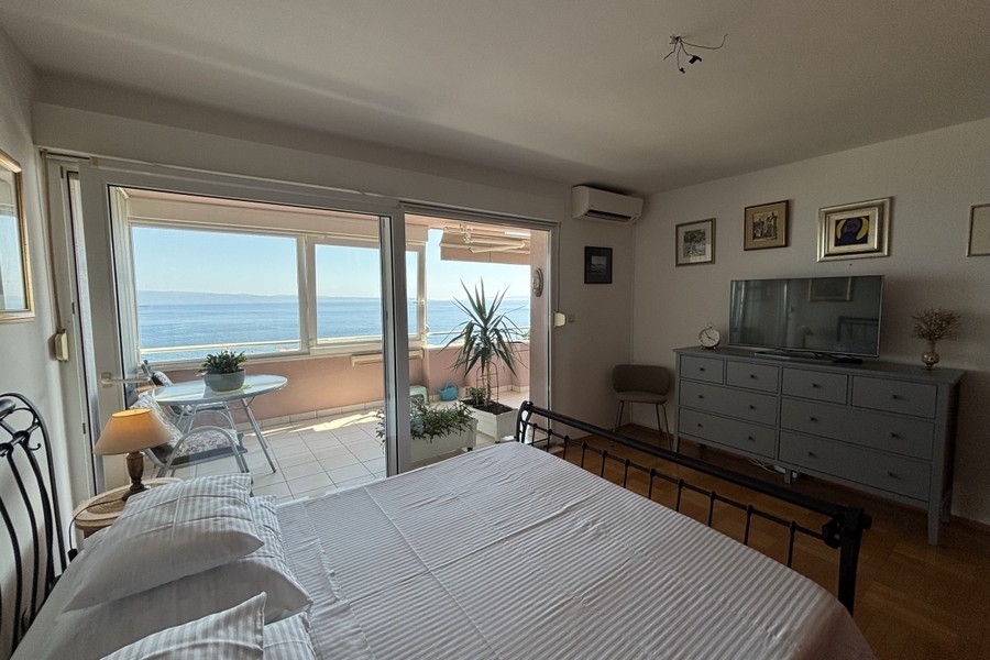 Schlafzimmer mit Doppelbett und Meerblick