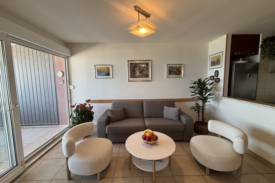 Wohnzimmer mit Sofa und Sesseln
