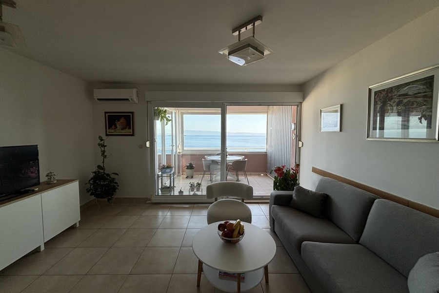 Wohnzimmer mit Zugang zur Loggia und Meerblick