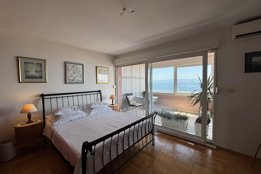 Schlafzimmer mit Loggia und Meerblick