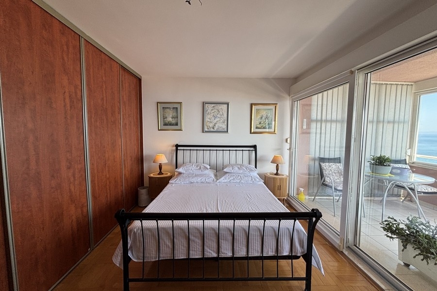 Schlafzimmer mit Einbauschrank und Loggiazugang